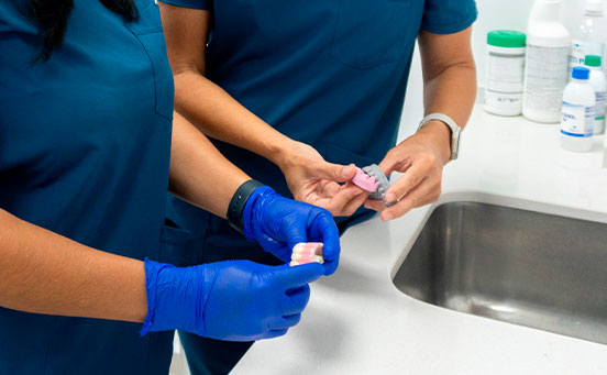 Implantes Dentales en Costa Adeje: Recupera tu Confianza y Sonrisa